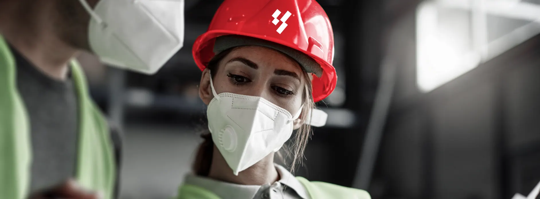 Profissional com capacete AFS e máscara de proteção
